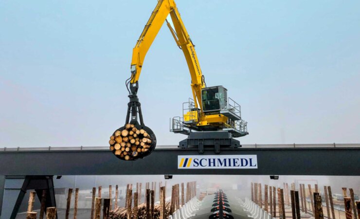Dank dieses Portalkrans und eines Entladebaggers können im GELO-Sägewerk in Wunsiedel auch Trailer ohne eigenen Kran entladen werden. | © W.-C. Küspert