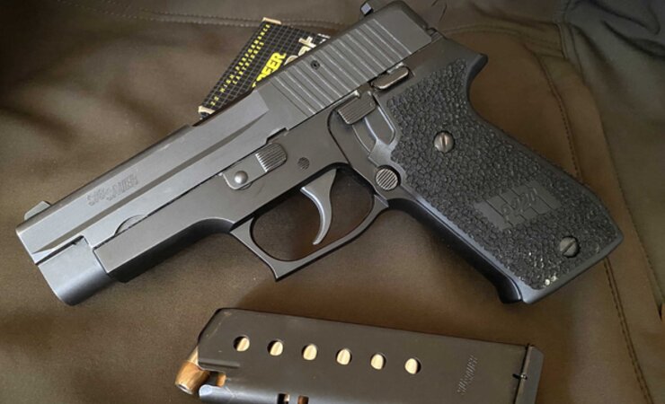 Wuchtbrumme: SIG-Sauer P220 in .45 ACP mit SA/ DA, Entspannhebel und einreihigem Magazin. | © Sascha Numßen