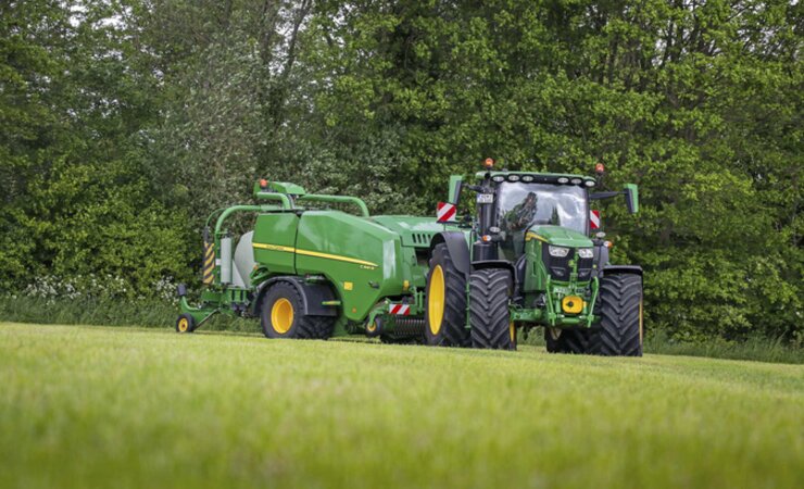 Bissig: Uns präsentierte sich der John
 Deere 6R 185 als Universaltalent. Doch seine Stärken sind Transportarbeiten. | © Göggerle
