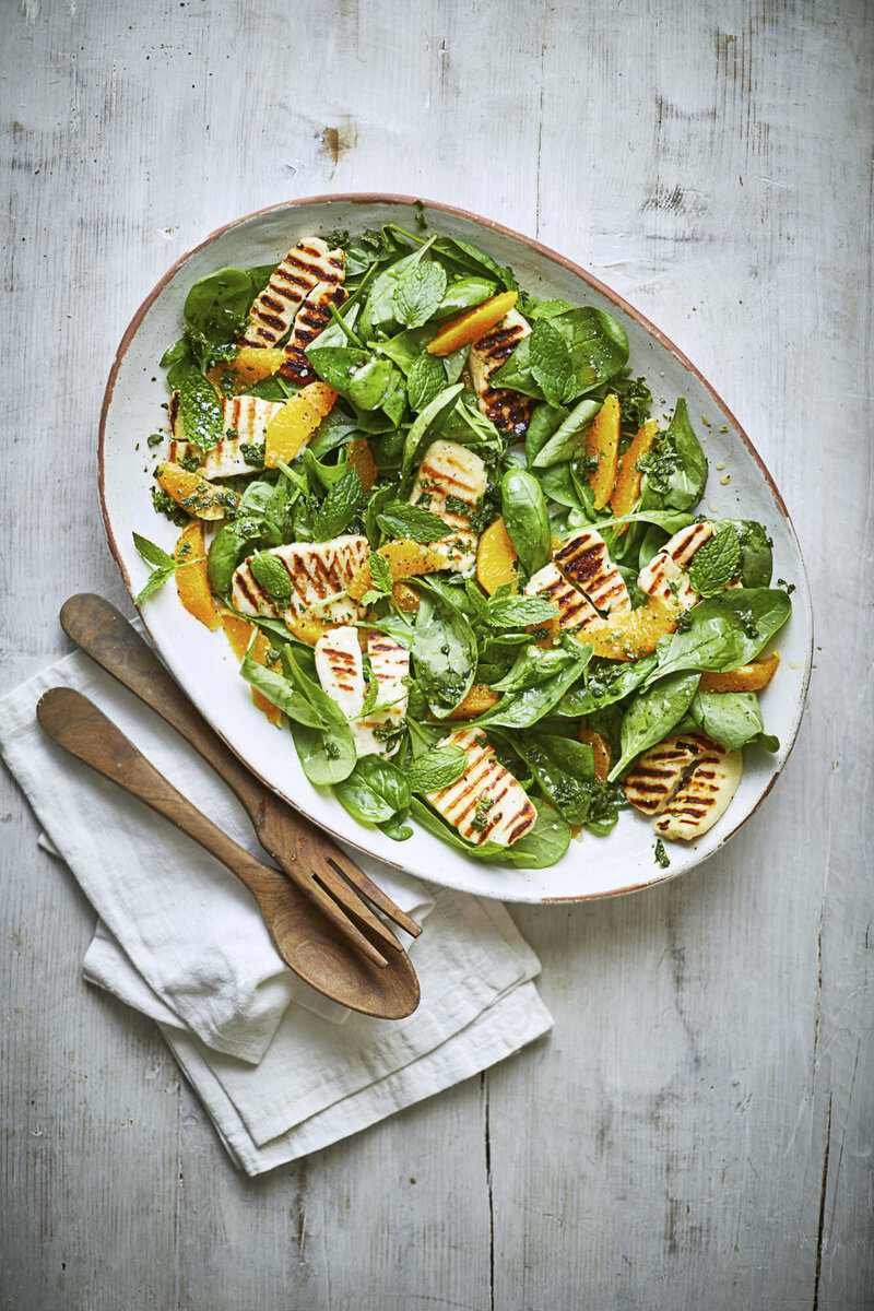 Spinat-Halloumi-Salat mit Orangen - kraut&amp;rüben 3-2023