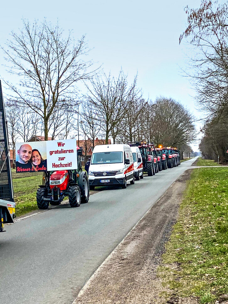 LKW Korso zur Hochzeit